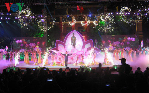 ງານລາຕີສະເຫຼີມສະຫຼອງ105ປີແຫ່ງວັນປະທານໂຮ່ຈີມິນອອກຈາກປະເທດໄປຊອກຫາເສັ້ນທາງກູ້ຊາດ